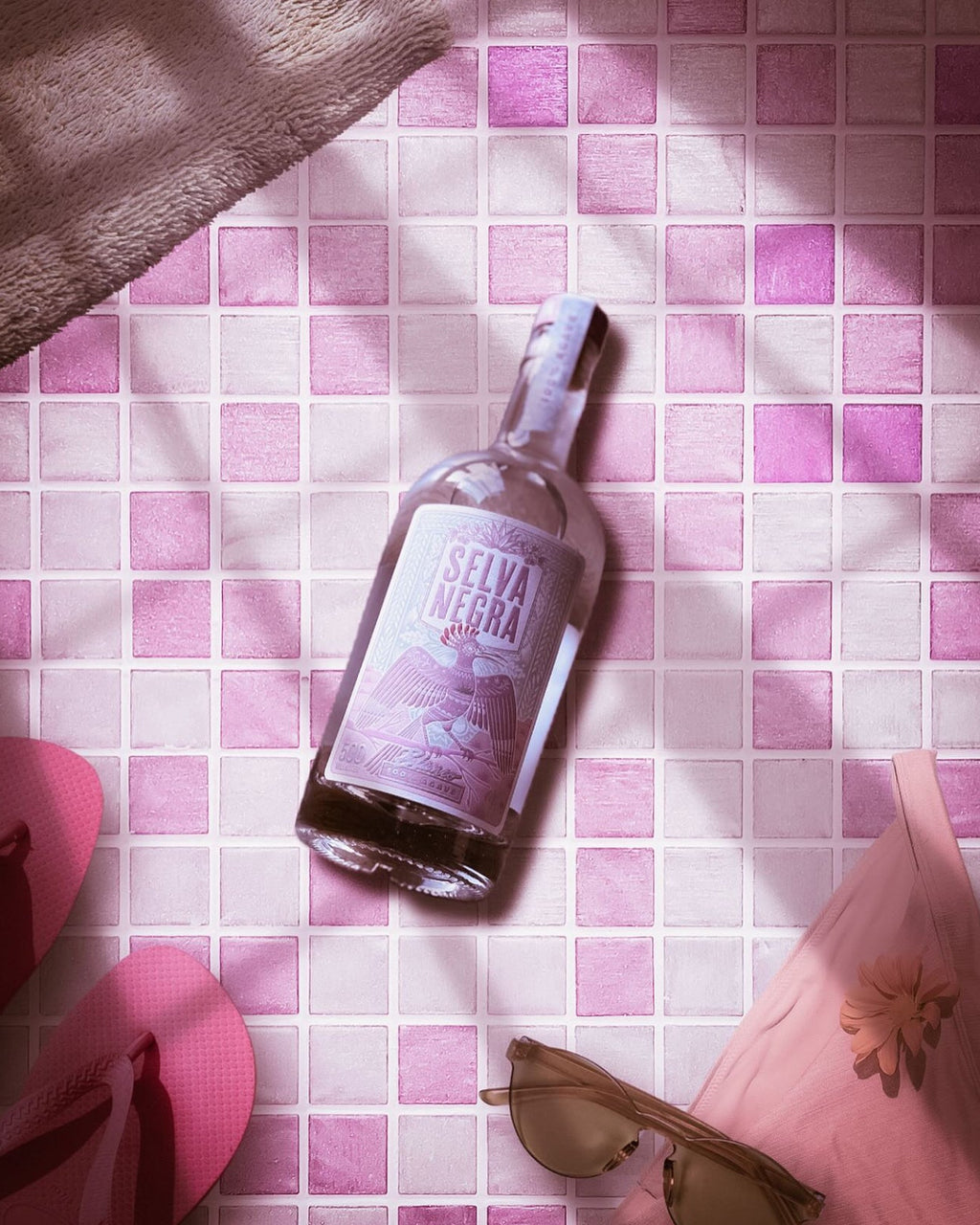SELVA NEGRA BLANCO AUF BAD BODEN FLIESEN ROSA SONNENBRILLE UND SCHLAPPEN