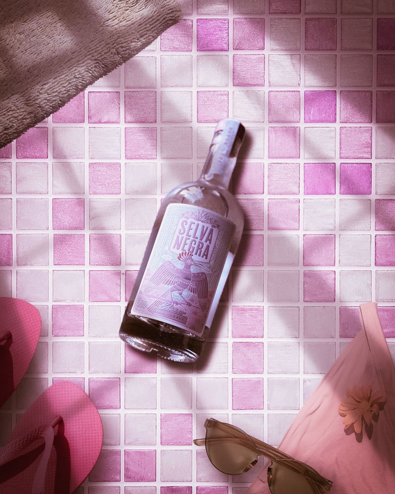 SELVA NEGRA BLANCO AUF BAD BODEN FLIESEN ROSA SONNENBRILLE UND SCHLAPPEN