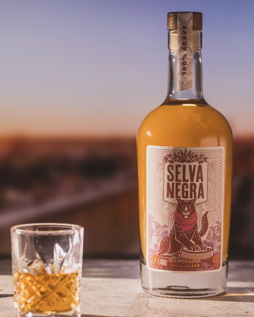 SELVA NEGRA MOOD SHOT ROOFTOP MIT SHOTGLAS